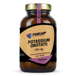 POTASSIUM OROTATE 100 MG, 120 VEG KAPS. Kalis sportinei veiklai, raumenų funkcijai ir kaulų sveikatai. Kalis yra vienas iš svarbiausių organizmui būtinų mineralų ir elektrolitų, palaikančių normalų nervų sistemos bei raumenų funkcionavimą. Jis taip pat padeda reguliuoti skysčių balansą organizme, todėl yra itin reikšmingas tiek aktyviai sportuojantiems, tiek siekiantiems palaikyti kasdienę sveikatą. „Fuel-Up Potassium Orotate“ pasižymi ypatinga forma – kalis čia sujungtas su oroto rūgštimi, kuri yra natūrali jungtis, dalyvaujanti nukleorūgščių sintezėje. Ši chelatinimo forma užtikrina geresnį mineralo įsisavinimą ir biologinį prieinamumą. Kalis yra svarbus raumenų susitraukimui ir atsipalaidavimui, todėl jo pakankamas kiekis tiesiogiai veikia fizinį pajėgumą ir ištvermę. Be to, jis prisideda prie normalaus kraujospūdžio palaikymo, nervinių impulsų perdavimo bei bendro energijos balanso organizme. Sportininkams ir fiziškai aktyviems žmonėms kalis yra ypač svarbus, nes padeda kompensuoti per prakaitą prarastus elektrolitus ir užtikrina tinkamą raumenų veiklą. „Fuel-Up Potassium Orotate 100 mg“ kapsulės suteikia patogų būdą papildyti kalio atsargas organizme, užtikrinant sklandžią nervų sistemos, raumenų ir kaulų sveikatos veiklą. Pagrindinės savybės Palaiko normalų raumenų susitraukimą ir nervinių impulsų perdavimą Prisideda prie elektrolitų balanso ir skysčių reguliavimo organizme Chelatuota forma su oroto rūgštimi – geresnis pasisavinimas ir efektyvumas Gali skatinti sportinį pajėgumą bei ištvermę Svarbus kaulų sveikatai ir bendram organizmo energijos balansui Tinka vegetarams ir veganams (augalinės kapsulės) Kada geriausia vartoti Kasdien kartu su maistu – bendram elektrolitų balansui palaikyti Prieš ar po treniruotės – raumenų funkcijai ir ištvermei palaikyti Vasarą ar karštu oru – kai gausiai prakaituojama ir prarandami mineralai Intensyvaus darbo ar fizinio krūvio laikotarpiais Su kuo geriausia vartoti Su magniu – raumenų funkcijai ir nervų sistemai palaikyti Su kalciu – kaulų stiprinimui ir mineralų balansui Su elektrolitų papildais – sportinio pajėgumo palaikymui Su B grupės vitaminais – energijos apykaitai Maistinė vertė Porcijos dydis: 1 veg kapsulė Porcijų pakuotėje: 120 Sudedamoji dalis Kiekis porcijoje %RMV* Kalis (iš kalio orotato) 100 mg 2 % *RMV – referencinė maistinė vertė Sudėtis Kalis (kalio orotatas); kapsulė: hidroksipropilmetilceliuliozė; rišiklis: magnio riebalų rūgščių druskos; užpildas: mikrokristalinė celiuliozė; silicio dioksidas. Be: kviečių, sojų, pieno, riešutų, kiaušinių, vėžiagyvių. Įspėjimai Tik suaugusiesiems. Nerekomenduojama vartoti nėštumo ar žindymo laikotarpiu. Prieš vartojimą pasitarkite su gydytoju, jei vartojate vaistus ar turite sveikatos sutrikimų. Laikyti vaikams nepasiekiamoje vietoje. Laikymo sąlygos Laikyti sausoje, vėsioje vietoje, saugoti nuo drėgmės ir tiesioginių saulės spindulių. Gamintojas / Importuotojas Gamintojas: nenurodytas Importuotojas: MB Mtrexs